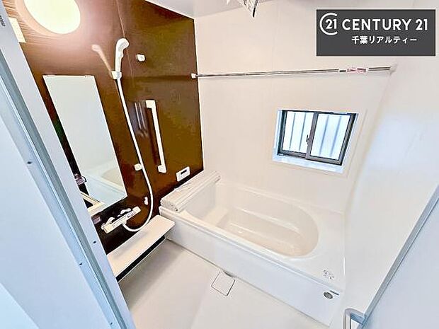 落ち着きある大人の雰囲気のバスルームは、味が出ていてバスタイムが充実!お仕事頑張っているご褒美にお好みの香りの入浴剤を入れて、楽しんでみてはいかがでしょうか?