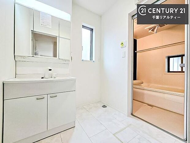 三面鏡仕様の洗面所は、身だしなみがしやすい造り!裏は収納になっています。ドライヤーやお化粧道具を片付けられるので洗面台周りをスッキリと見せることが出来ます!