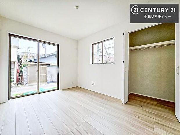 リビングに隣接した洋室は、開放すればLDKとつながる開放的な空間に。お子様の遊び場やワークスペース、客間など多目的に活用できる便利なお部屋です。