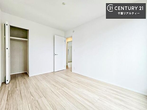 収納スペースがついています!居室をスッキリ整頓する事ができますね。家具を選ばないシンプルなデザインの為、家具を選ばずお気に入りの空間作りができそうですね。