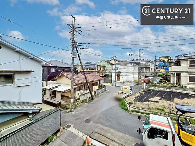 晴れた日には青い空を見渡せる開放的な時間を楽しめます。気持ちの良い風が通り抜ける街並みです!