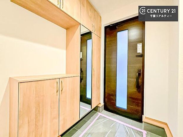 疲れて帰ってきても、ただいま！を言いたくなる、優しく迎え入れてくれる空間になっています。明るく温もり溢れる玄関です！