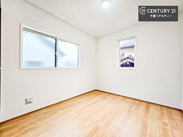 優しい光が差し込む洋室は、朝の目覚めも気持ちが良さそうですね。おうち時間もゆったりと過ごすことができます。優しい色合いのフローリングがどんな家具にもマッチします！