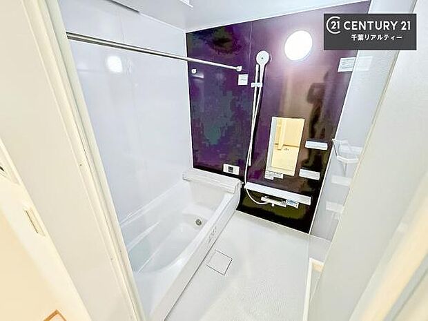 落ち着きある大人の雰囲気のバスルームは、味が出ていてバスタイムが充実！お仕事頑張っているご褒美にお好みの香りの入浴剤を入れて、楽しんでみてはいかがでしょうか？