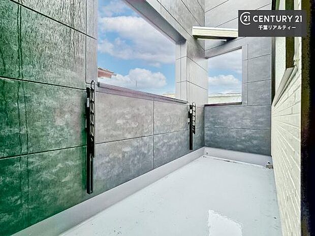 陽当たりの良いバルコニーで、お洗濯物もよく乾きそうですね！お天気の良い日にはバルコニーへ出てリフレッシュするのも気持ちよさそうです。