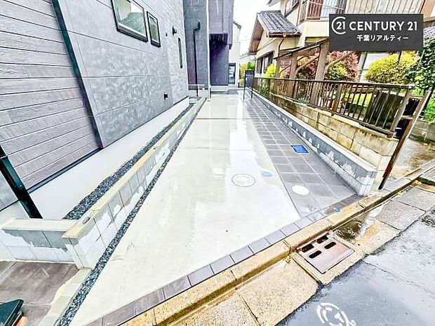 カースペース付きなのでマイカーをお持ちの方も安心ですね！ぜひ現地にてお確かめくださいませ！