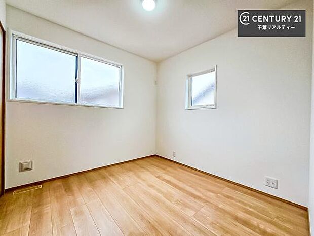 2面採光を確保した明るい室内は、風通しも良く、明るく大変居心地の良い空間となっております。リラックスして過ごせる心地の良いお部屋です！