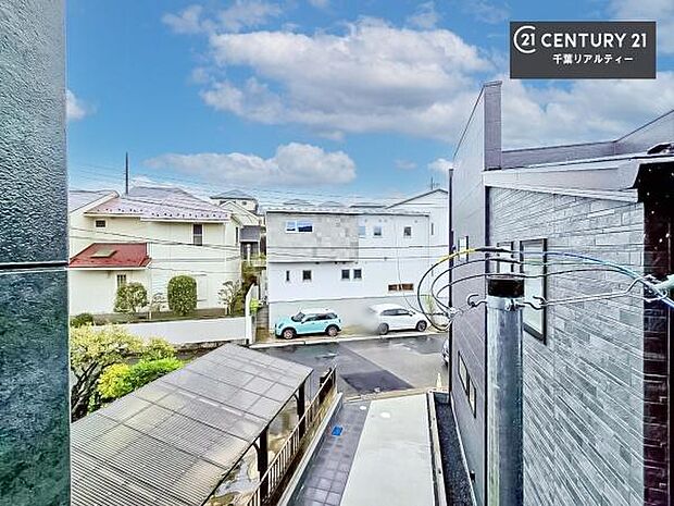 晴れた日には青い空を見渡せる開放的な時間を楽しめます。気持ちの良い風が通り抜ける街並みです！