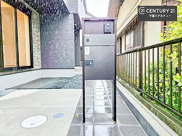 宅配ボックス付きで、不在時の荷物の受け取りもスムーズ。現代のライフスタイルに寄り添った設備が整っています