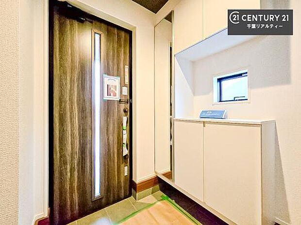 シューズボックス付き。玄関が片付きお掃除がしやすいです！スッキリした玄関で戸を開けた瞬間、清潔感のある心地いい空間が出迎えてくれます。