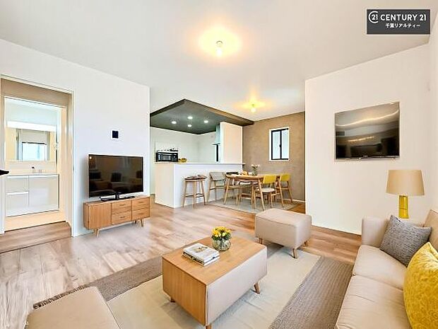 家具はCGパースです。開放感のある広々LDK！ソファーやダイニングテーブルを置いても窮屈にならないので快適に過ごせます！コミュニケーションが取りやすいリビングです！