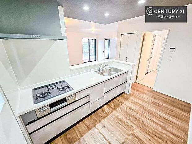 大人気の対面式システムキッチンを採用しています！ご家族のコミュニケーションが自然と増える設計です。お子様にも目が届くので嬉しいですね。収納力もあります！