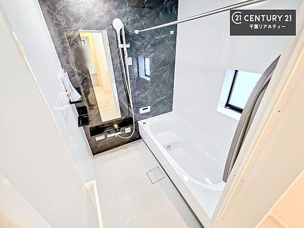 落ち着きある大人の雰囲気のバスルームは、味が出ていてバスタイムが充実！お仕事頑張っているご褒美にお好みの香りの入浴剤を入れて、楽しんでみてはいかがでしょうか？