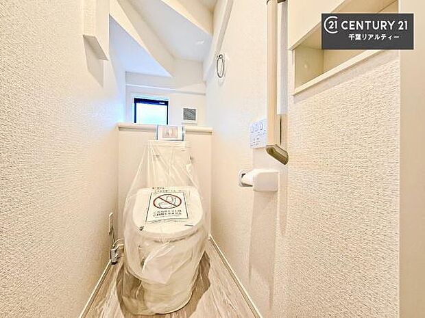 1・2階にトイレがございます！朝の忙しい時間帯も待たずにすみそうですね。白を基調とした清潔感のあるトイレでお手入れがしやすいです！