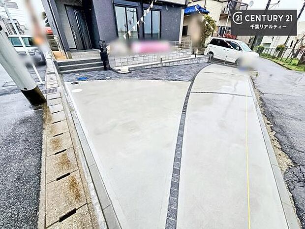 駐車スペースは3台分あります！セカンドカーはもちろん、バイクや自転車なども置き場所に困りません。