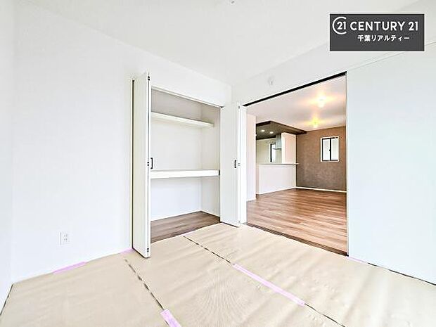 リビングと隣接した和室です！家事の休憩スペースやキッズスペースとして活用するのもよさそうですね！和室の使い方は無限大！収納スペースもたっぷりです！