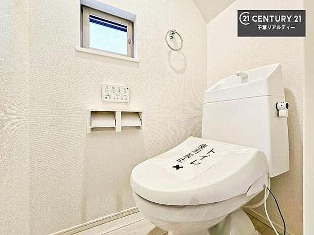 1・2階にトイレがございます！朝の忙しい時間帯も待たずにすみそうですね。白を基調とした清潔感のあるトイレでお手入れがしやすいです！