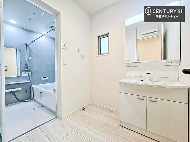 三面鏡仕様の洗面所は、身だしなみがしやすい造り！裏は収納になっています。ドライヤーやお化粧道具を片付けられるので洗面台周りをスッキリと見せることが出来ます！