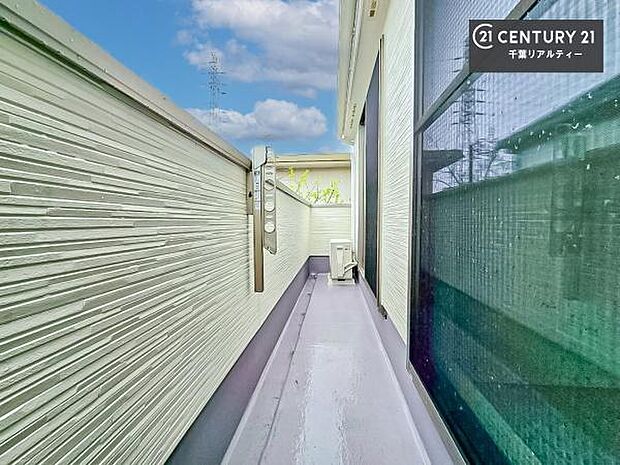 陽当たりの良いバルコニーで、お洗濯物もよく乾きそうですね！お天気の良い日にはバルコニーへ出てリフレッシュするのも気持ちよさそうです。