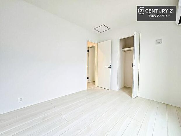 たっぷり日差しが差し込む洋室！温もりと明るさを兼ね備えた魅力的空間で、プライベート時間を有意義に過ごせます！