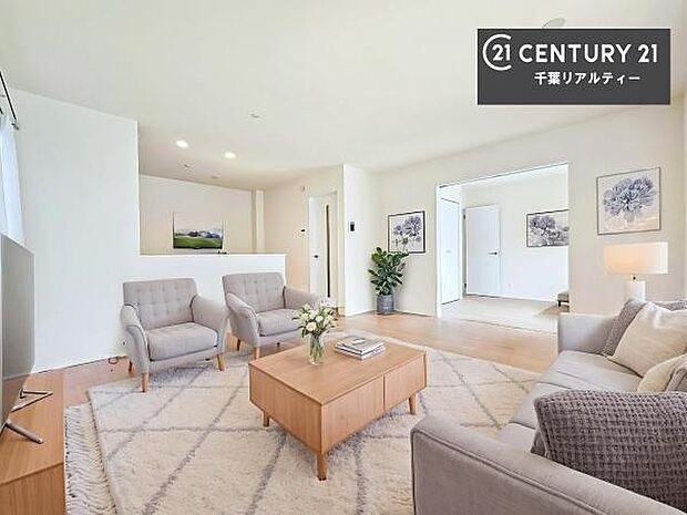 家具はCGパースです。開放感のある広々LDK！ソファーやダイニングテーブルを置いても窮屈にならないので快適に過ごせます！コミュニケーションが取りやすいリビングです！