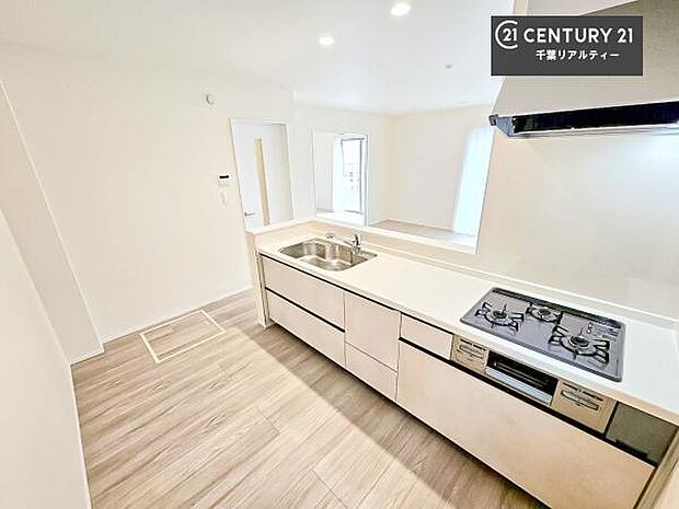 大人気の対面式システムキッチンを採用しています！ご家族のコミュニケーションが自然と増える設計です。お子様にも目が届くので嬉しいですね。収納力もあります！