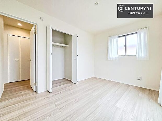 収納スペースがしっかり確保されているため、おもちゃや学用品もサッと片付き、いつでもスッキリ。綺麗な空間が保てます！