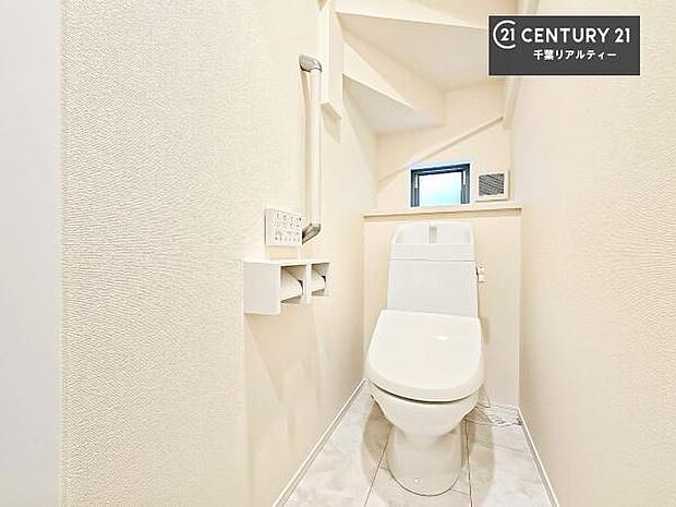 1・2階にトイレがございます！朝の忙しい時間帯も待たずにすみそうですね。白を基調とした清潔感のあるトイレでお手入れがしやすいです！