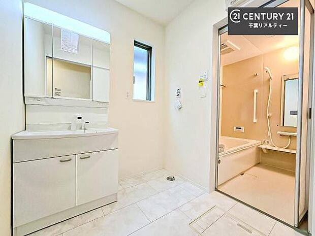 三面鏡仕様の洗面所は、身だしなみがしやすい造り！裏は収納になっています。ドライヤーやお化粧道具を片付けられるので洗面台周りをスッキリと見せることが出来ます！