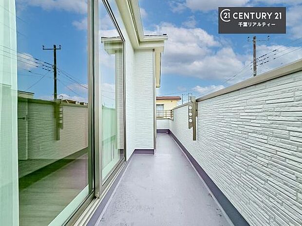 広々としているバルコニーです！お洗濯物を干すのはもちろん風に当たりながらくつろぎタイムが送れます！