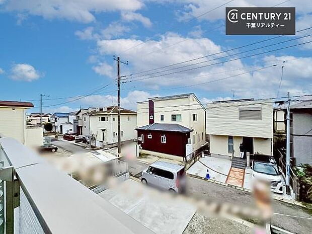 晴れた日には青い空を見渡せる開放的な時間を楽しめます。気持ちの良い風が通り抜ける街並みです！