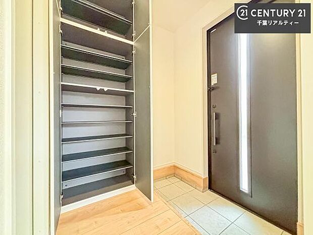 シューズボックス付き。玄関が片付きお掃除がしやすいです！スッキリした玄関で戸を開けた瞬間、清潔感のある心地いい空間が出迎えてくれます。