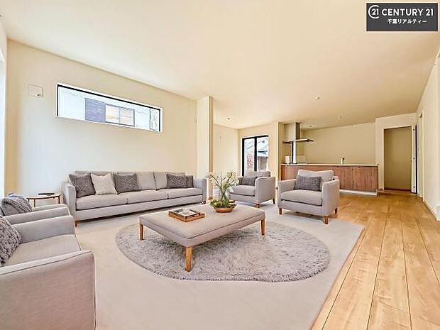 家具はCGパースです。開放感のある広々LDK！ソファーやダイニングテーブルを置いても窮屈にならないので快適に過ごせます！コミュニケーションが取りやすいリビングです！