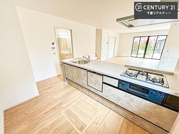 大人気の対面式システムキッチンを採用しています！ご家族のコミュニケーションが自然と増える設計です。お子様にも目が届くので嬉しいですね。収納力もあります！