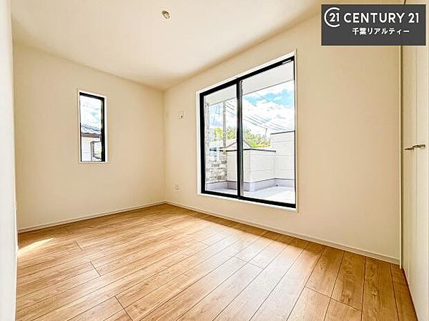 バルコニーに面している洋室です。明るく温もりがあり、換気もしっかりできます！朝起きて、外に出て背伸びをしつつ深呼吸をし良い朝を迎え入れることができます。