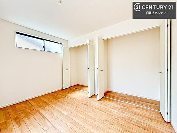 収納スペースがしっかり確保されているため、おもちゃや学用品もサッと片付き、いつでもスッキリ。綺麗な空間が保てます！