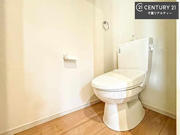 1・2階にトイレがございます！朝の忙しい時間帯も待たずにすみそうですね。白を基調とした清潔感のあるトイレでお手入れがしやすいです！