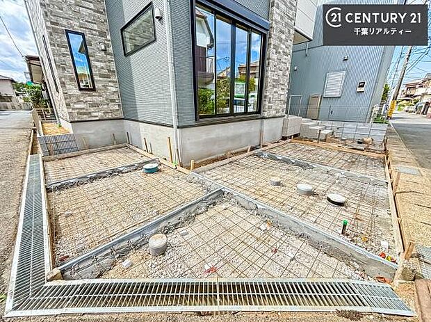 カースペース付きなのでマイカーをお持ちの方も安心ですね！ぜひ現地にてお確かめくださいませ！