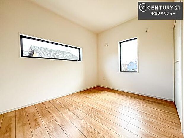 2面採光を確保した明るい室内は、風通しも良く、明るく大変居心地の良い空間となっております。リラックスして過ごせる心地の良いお部屋です！