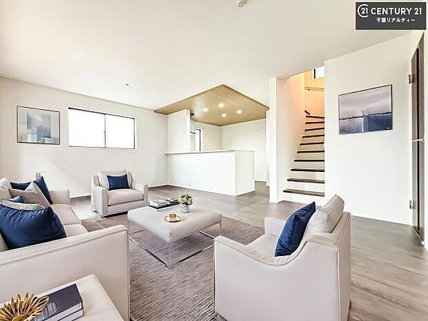 家具は、CGパースです。大切な家族が集まるからこそLDKにはこだわりたい。子供たちが元気に笑いながら走り回っている姿を見た時が「広い家にして良かった」と思う瞬間です。