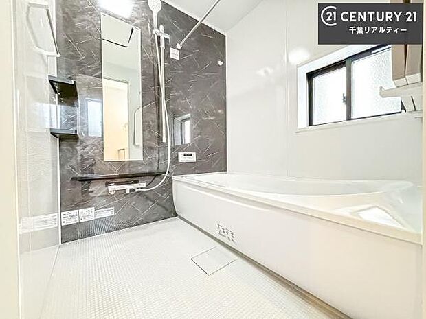 落ち着きある大人の雰囲気のバスルームは、味が出ていてバスタイムが充実！お仕事頑張っているご褒美にお好みの香りの入浴剤を入れて、楽しんでみてはいかがでしょうか？