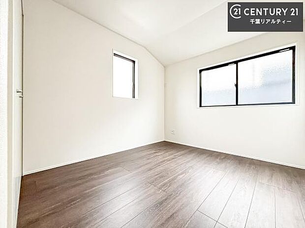 2面採光を確保した明るい室内は、風通しも良く、明るく大変居心地の良い空間となっております。リラックスして過ごせる心地の良いお部屋です！