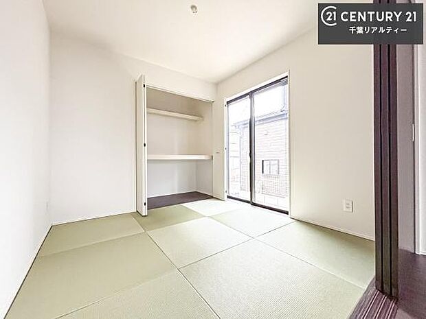 タタミの香りが安らぎを与える、リラックス空間。窓も大きく開放感のある和室となっております。日本人の心感じる「和」の空間。