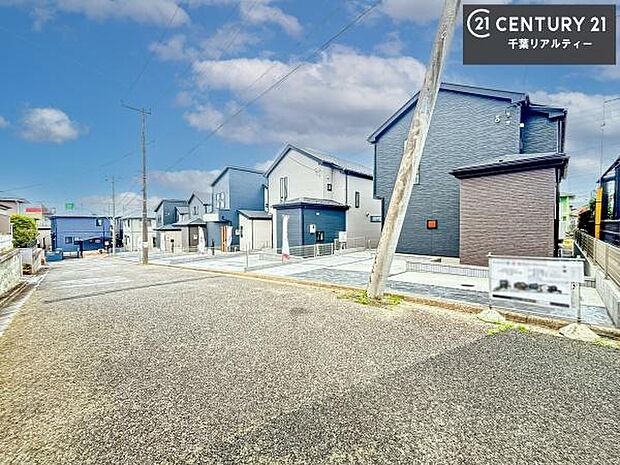 前面道路は6m!陽当り良好な立地です。車庫入れが苦手な方も安心ですね。