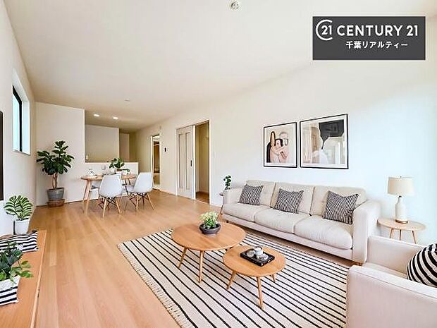 家具はCGパースです。大きな窓からたっぷりの陽ざしが入る明るいリビング。開放感のあるリビングで家族団らんのくつろぎの時間を過ごせます!