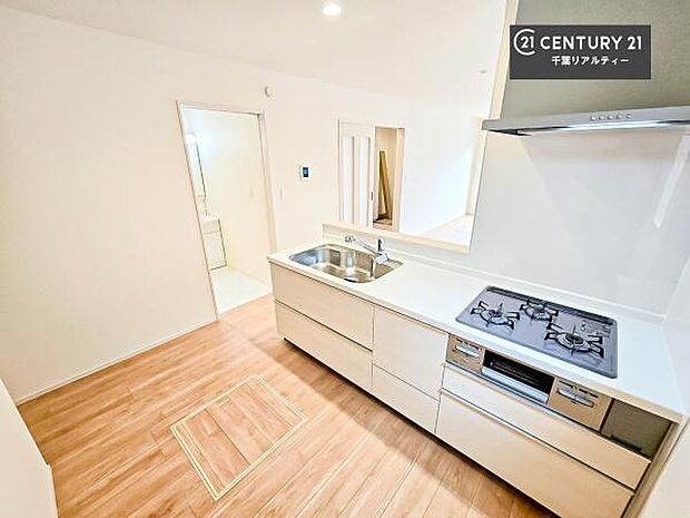 大人気の対面式システムキッチンを採用しています!ご家族のコミュニケーションが自然と増える設計です。お子様にも目が届くので嬉しいですね!広々使えて快適で作業が進みます。