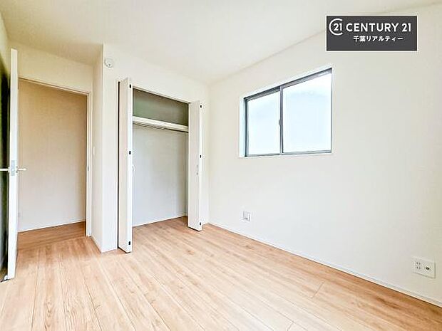 収納スペースがついています!居室をスッキリ整頓する事ができますね。家具を選ばないシンプルなデザインの為、家具を選ばずお気に入りの空間作りができそうですね。