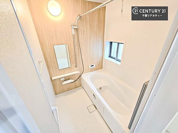 落ち着きある大人の雰囲気のバスルームは、味が出ていてバスタイムが充実!お仕事頑張っているご褒美にお好みの匂いの入浴剤を入れて、楽しんでみてはいかがでしょうか?