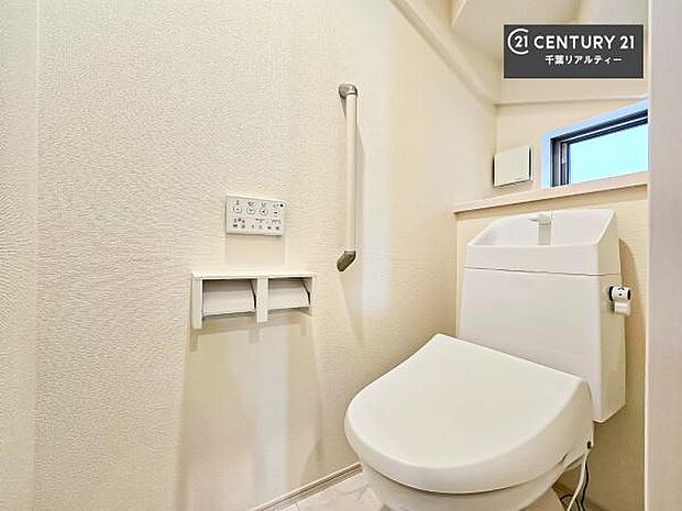 清潔感のある色味のお手洗いです!さわやかでスッキリする空間です!お手入れがしやすいトイレです!