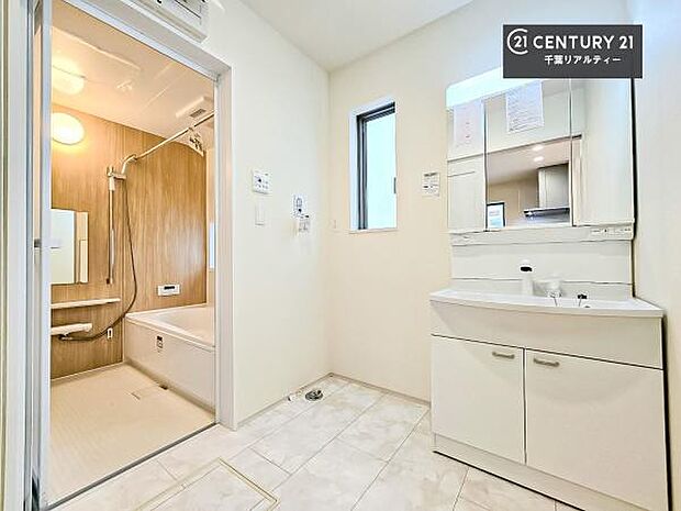 三面鏡仕様の洗面所は、身だしなみがしやすい造り!裏は収納になっています。ドライヤーやお化粧道具を片付けられるので洗面台周りをスッキリと見せることが出来ます!